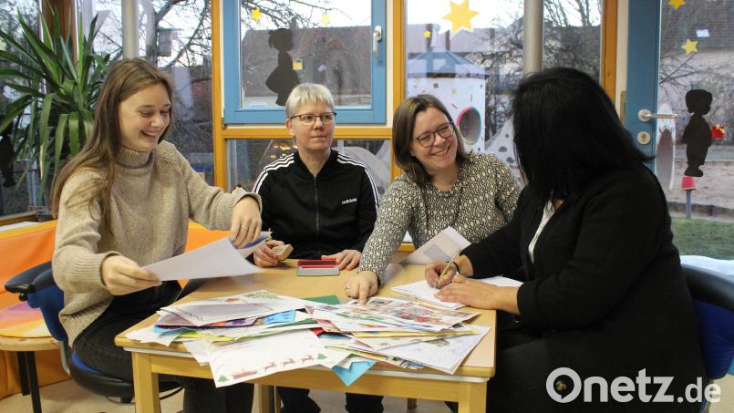 Sarah Bollmann (von links), Lisa Panzer, Stefanie Unterburger und Elsa Schraml überlegen sich die Texte für die Antwortschreiben an die Kinder. Bild: Kindergarten St. Elisabeth/exb
