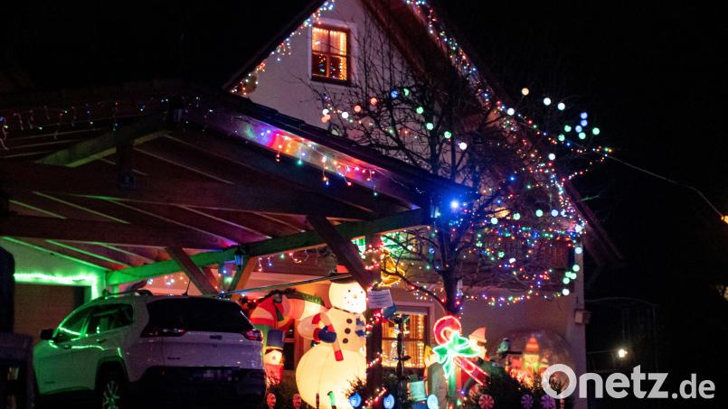 Die weihnachtlich geschmückte Einfahrt an der Tirschenreuther Straße Bild: lum