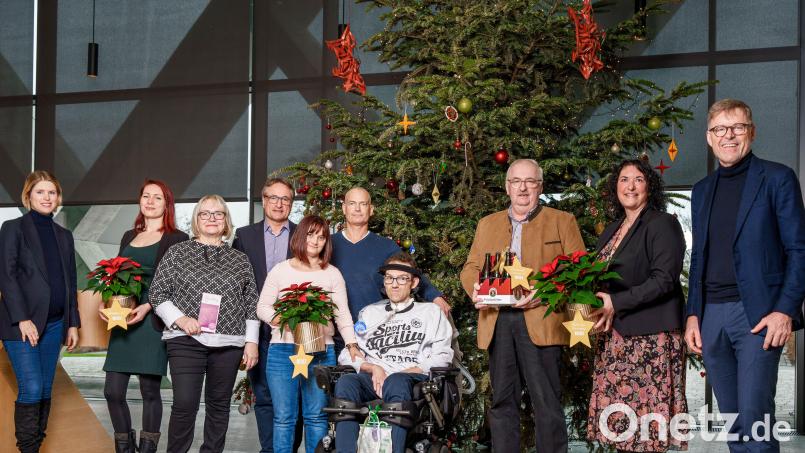 IGZ-Geschäftsführer Johann Zrenner (rechts), Geschäftsführer IGZ Automation Alfred Meyer (Vierter von links), IGZ-Bereichsleiter Christian Weiß (Fünfter von links) und Katharina Zrenner (links) überreichten die Spenden. Bild: IGZ/exb