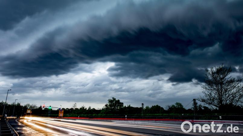 Da braut sich richtig was zusammen: Werden starke Stürme und Unwetter angekündigt, ist es mitunter besser, gar nicht erst loszufahren. Symbolbild: Marcel Kusch/dpa