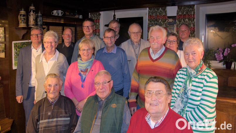 Den Jubilaren der Lerchenfeld-Siedler gratulierten Bürgermeister Michael Göth (links hinten) und die Vorsitzende Petra Weiß (Mitte, Zweite von links). Bild: gac