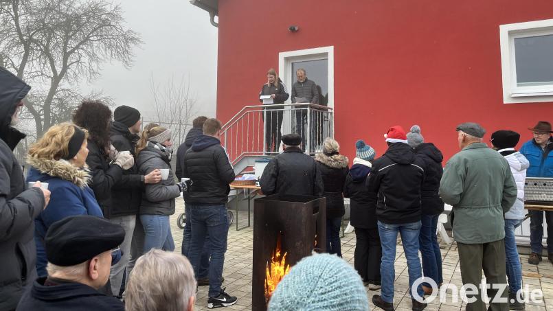 Lara Fütterer und Karl Hauer lesen beim Weihnachtsgrillen eine Geschichte vor. Bild: ils