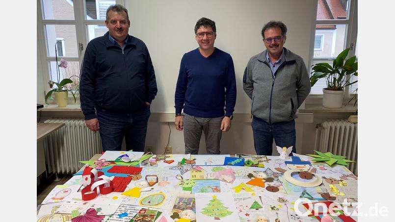 Die Bürgermeister Reinhard Kreuzer, Gerald Reiter und Manfred Dirscherl (von links) freuen sich, dass sich wieder so viele Kinder an der Aktion für die Senioren beteiligt haben. Bild: VG Schönsee/exb