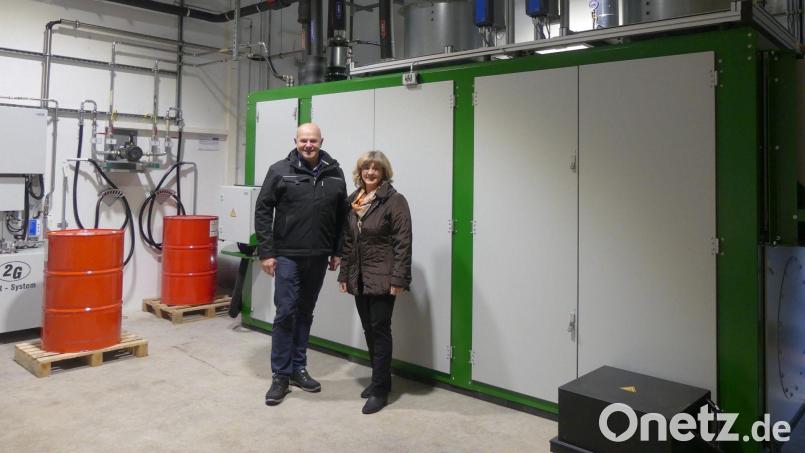Josef Dobmeier und Sabine Koppe (von links) stehen vor dem neuen Blockheizkraftwerk der Firma Kerafol in Eschenbach. Drei steuerbare Brennöfen decken hier ab sofort den Spitzenlastbedarf des Herstellers von keramischen Folien und Filtern ab. Bild: rn