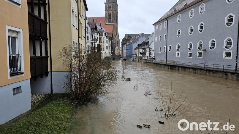 Im Amberg herrscht seit Samstag, 9.15 Uhr, an der Vils Meldestufe 2. Etliche Uferwege wurden gesperrt. Gegen 16.30 Uhr waren es nur noch zwei Zentimeter bis zur Meldestufe 3, die mit einem Pegel von 180 Zentimetern um 17 Uhr erreicht wurde. Nachdem in der Nacht zum Sonntag der Pegel in Richtung Meldestufe 4 ging, sind die Anwohner in Sorge, was da noch kommt zu Heiligabend. Bild: blm