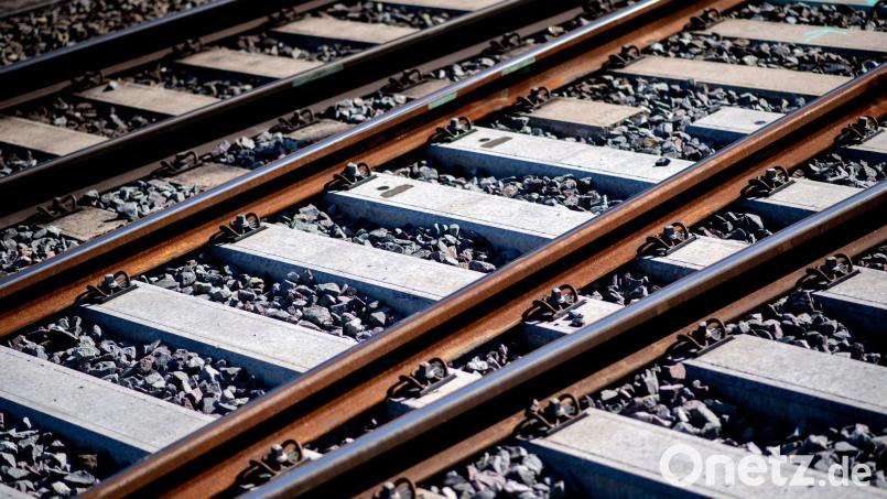 Gleise sind an einem Bahnhof im Schotterbett verlegt. Symbolbild: Hauke-Christian Dittrich/dpa