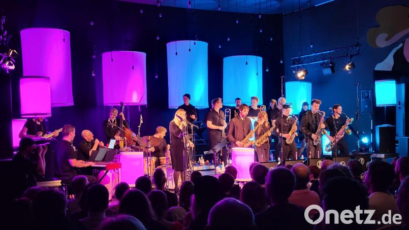 Die 19 Musiker der Jazzrausch Bigband auf der Bühne in Weiden. Bild: Würth, Wolfgang