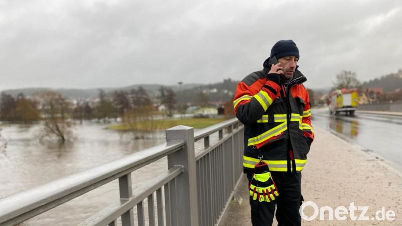 Macht sich am Sonntag Vormittag ein Bild von der Lage bei Wernberg-Köblitz: Kreisbrandrat Christian Demleitner. Bild: Völkl