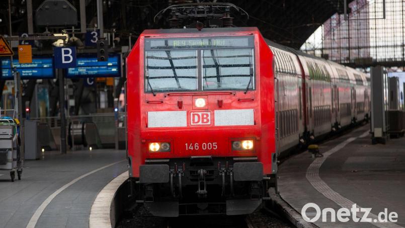 Ein Regionalzug fährt im Kölner Hauptbahnhof ein. Bild: Thomas Banneyer/dpa/Archivbild