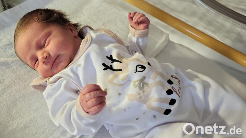 Die kleine Ida ist das Amberger Weihnachtsbaby 2023: Sie war das erste von fünf Neugeborenen, die an Heiligabend im Klinkum St. Marien zur Welt gekommen sind. Bild: Verena Uschold/Klinikum St. Marien Amberg/exb