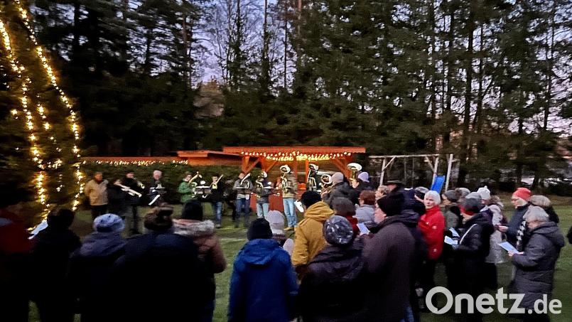 Der evangelische Posaunenchor Neunkirchen spielt bei der Weihnachtsfeier des BVS. Bild: R. Kreuzer