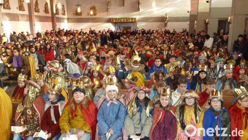 Sternsinger aus dem Bistum Regensburg (im Bild bei einer Aussendung im Dezember 2019 in Neunburg vorm Wald) werden kurz vor dem Jahreswechsel zur Eröffnung der Aktion 2024 in Waldsassen erwartet. Archivbild: Gertraud Portner
