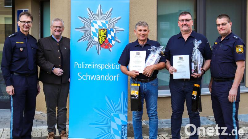 Der Schwandorfer Polizeichef Reiner Wiedenbauer (von links) und OB Andreas zeichnete Thomas Faderl und Christian Reinhardt aus. Rechts der stellvertretende Leiter der Inspektion, Florian Meier. Bild: PI Schwandorf/exb