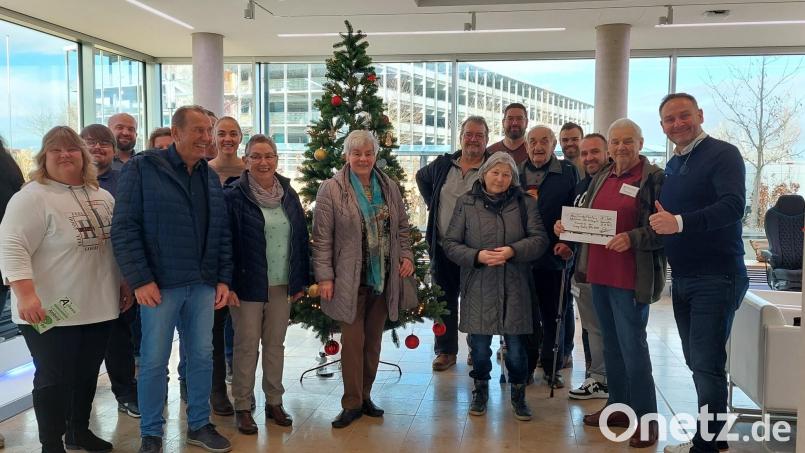 Mitarbeiter der Grammer-&quot;Group Quality&quot; haben 950 Euro als Spende an den Vorsitzenden der Aphasie-Selbsthilfegruppe, Manfred Belusa, übergeben. Dieser nahm mit sechs Mitgliedern der Gruppe das Geld in Ursensollen entgegen. Bild: Grammer/exb
