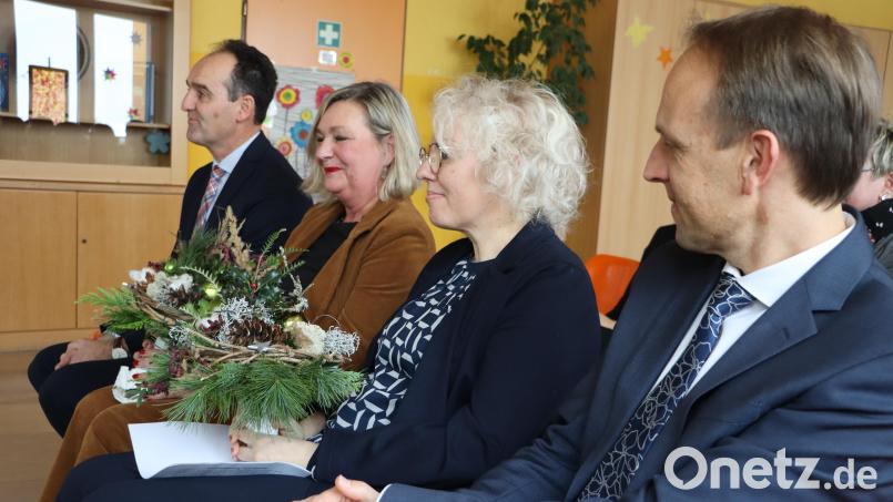 Hier schauen (von links) Bürgermeister Hans-Jürgen Strehl, Stefanie Lutye-Küst, Manon Endres und Schulamtsdirektor Stephan Tischer einer Darbietung der Kinder zu. Bild: Rudi Gruber
