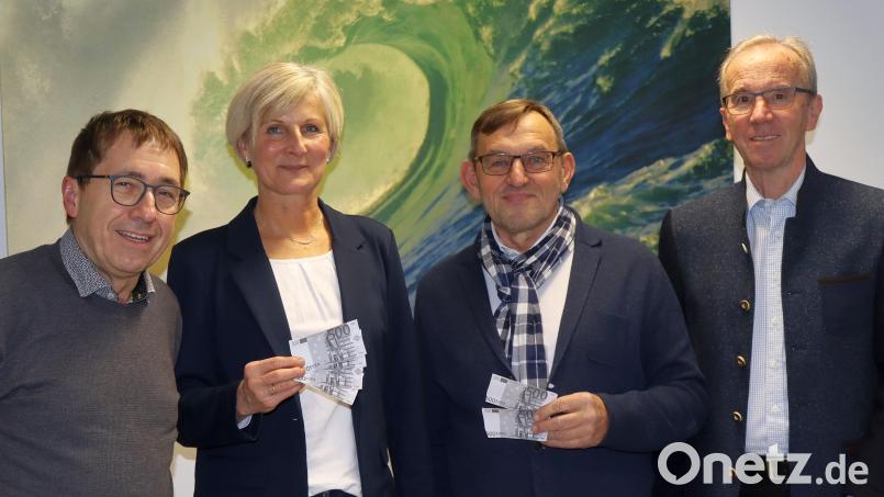 Spendenübergabe beim Lions-Club: (von links) Präsident Klaus Gebel, Eva Schlenker (Donum Vitae), Gerhard Ströhl (Lesepaten) und Clubmaster Werner Dürgner. Bild: mfh