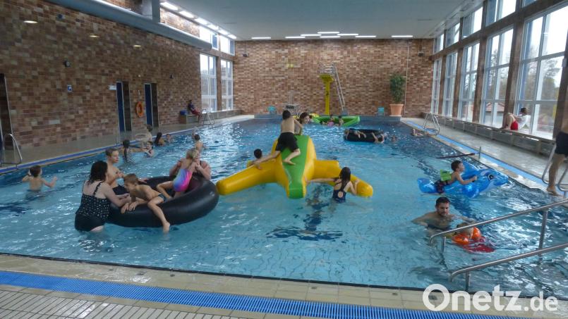Die Buben und Mädchen hatten ihren Spaß im Hallenbad. Bild: bk