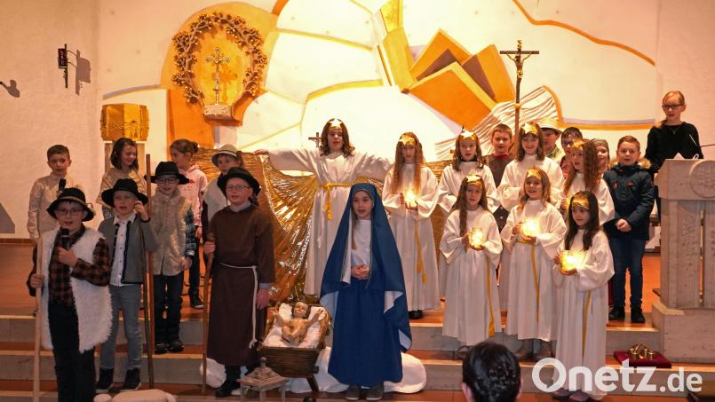 23 Kinder wirkten beim Krippenspiel 2023 der Pfarrei St. Sebastian Waldthurn mit. Bild: fvo
