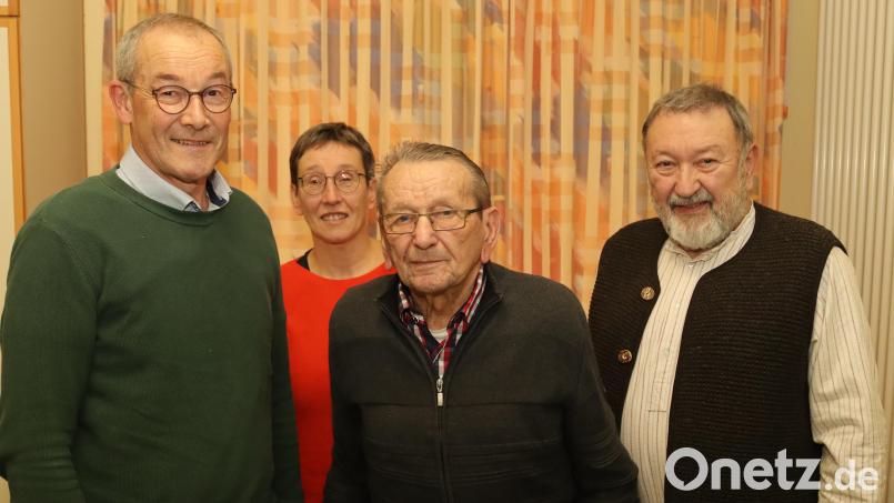 Riedens Bürgermeister Erwin Geitner (links), Tochter Sabine Rüth und Sohn Bernhard Ibler (rechts) gratulierten dem Jubilar Konrad Ibler zum 95. Geburtstag. Bild: mrr