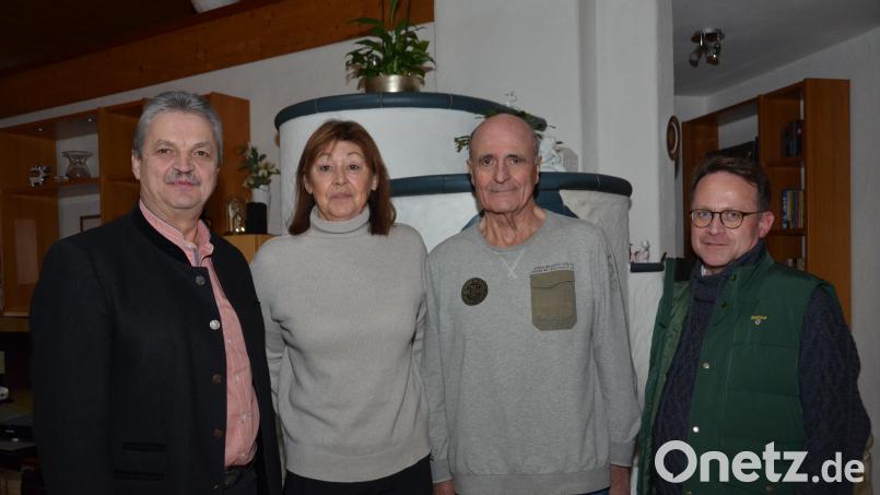 Ulrike und Thomas Groß gehen seit 50 Jahren im Gleichschritt durchs Leben. Bürgermeister Andreas Wutzlhofer (links) und Dekan Alexander Hösl (rechts) überbrachten zur Goldenen Hochzeit die besten Glückwünsche. Bild: dob