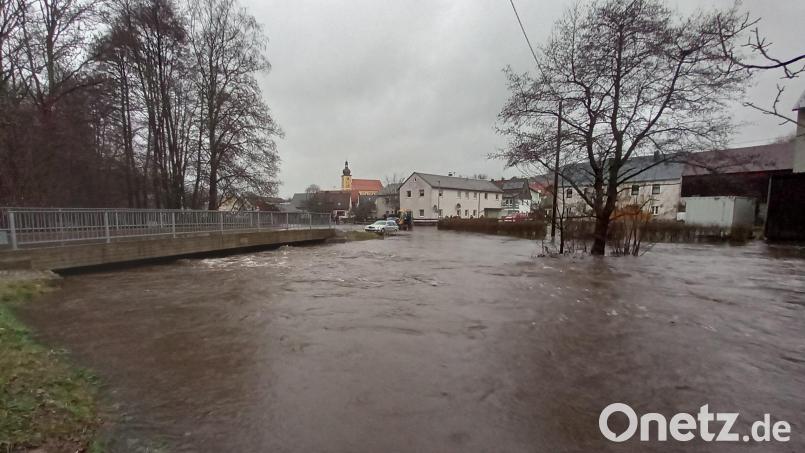 Die Fichtelnaab entwickelte in Ebnath beeindruckende Dimensionen. Auch ein zurückgebliebenes Auto musste aus den Fluten geholt werden. Bild: soj