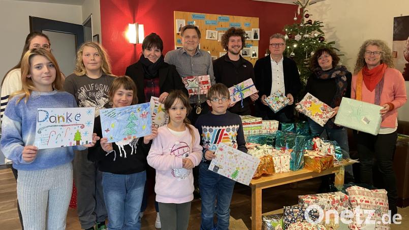 Als kleines Dankeschön für die Geschenke haben Kinder aus dem Ernst-Naegelsbach-Haus Bilder gemalt. Bei der Übergabe. (von rechts)
Geschäftsführerin Yvonne Rösel (Pro Su-Ro), Tanja Weiß (Stiber), Bürgermeister Michael Göth, Vorsitzender Christof Ottmann (Pro Su-Ro) und Stefan Reither (Heimleitung ENH). Bild: Pro Su-Ro/exb