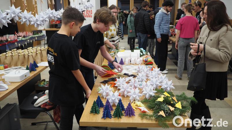Der Weihnachtsbasar am Gymnasium Neustadt/WN. Bild: krb