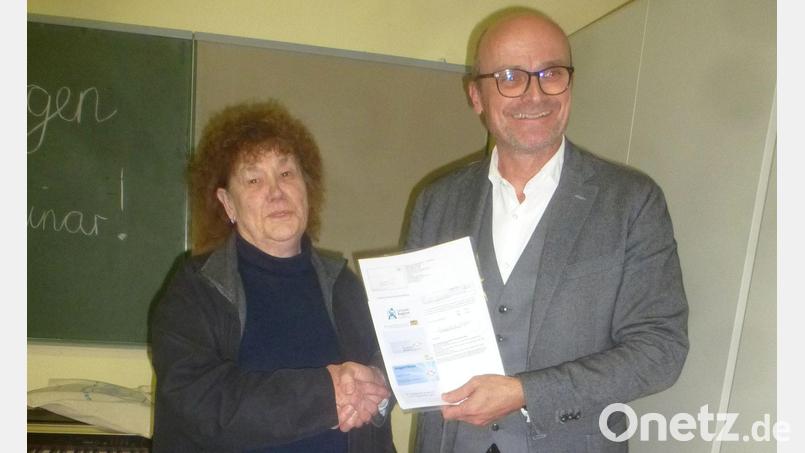 Irmgard Mayer erhält von Bürgermeister Beer die Ehrenamtskarte. Bild: mad