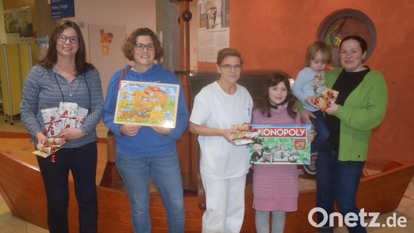 Christkind spielen die Frauen vom Neunkirchner Kindergottesdienstteam in der Kinderklinik des Weidener Klinikums. Bild: fz