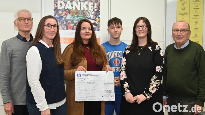 Die &quot;BBK Montage&quot; spendet 4500 Euro an die Amberger Tafel (von links): Tafel-Vorsitzender Bernhard Saurenbach, die BBK-Vertreter Karolina Bauer, Denise Bauer, Maximilian Langer, Franziska Langer und Tafel-Schatzmeister Günter Preißl. Bild: gf