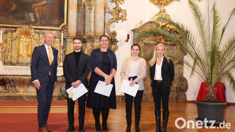 Die ausgezeichneten Absolventen der Weidener Fakultäten „Wirtschaftsingenieurwesen und Gesundheit“ und „Weiden Business School“ zusammen mit den Förderpreisgebern. Bild: Wiesel/OTH Amberg-Weiden/exb