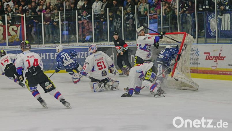 Wilde Szenen gab es mitunter im Oberliga-Top-Spiel zwischen den Blue Devils Weiden und dem Deggendorfer SC zu sehen. Bild: Elke Englmaier