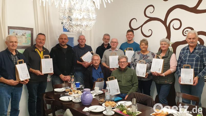 Die Ehrenamtlichen des Reparaturcafés tauschten sich kurz vor Weihnachten noch einmal aus. Bild: Familien- und Bürgerzentrum Kemnath/exb