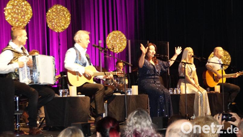 Die "Seer" begeistern über 600 Zuschauer mit ihrer Mischung aus traditioneller Volks- und moderner Popmusik. Bild: wel