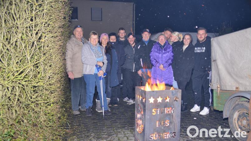Herbert und Karin Brilla (von links) feiern jedes Jahr mit der Familie, Freunden und Nachbarn die Wintersonnenwende mit einem Feuer und danach in gemütlicher Runde Bild: ak