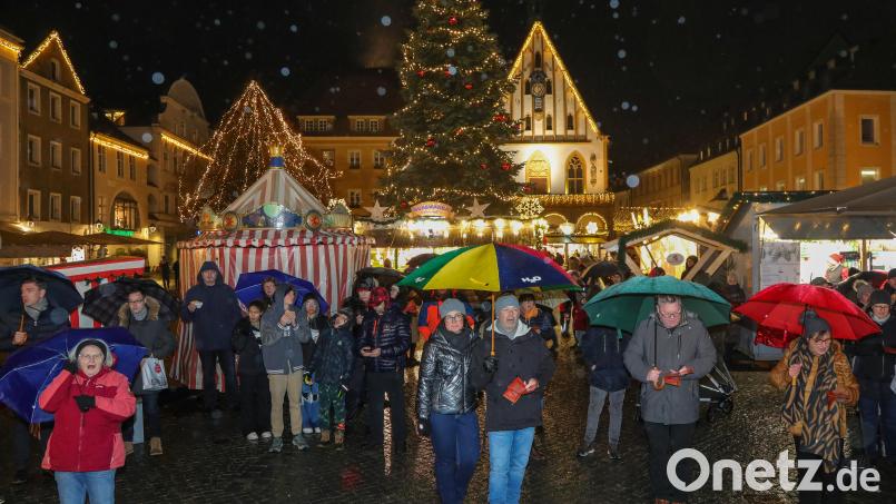 Der Witterung zum Trotz: &quot;Amberg singt im Advent&quot; mit den Amberger Rathausbläsern auf dem Weihnachtsmarkt am Marktplatz. Bild: Wolfgang Steinbacher