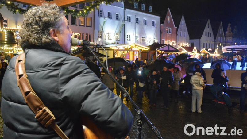 Richie Necker lockt am Samstagabend zum Finale des Weidener Christkindlmarkts einige Besucher an. Bild: Kunz