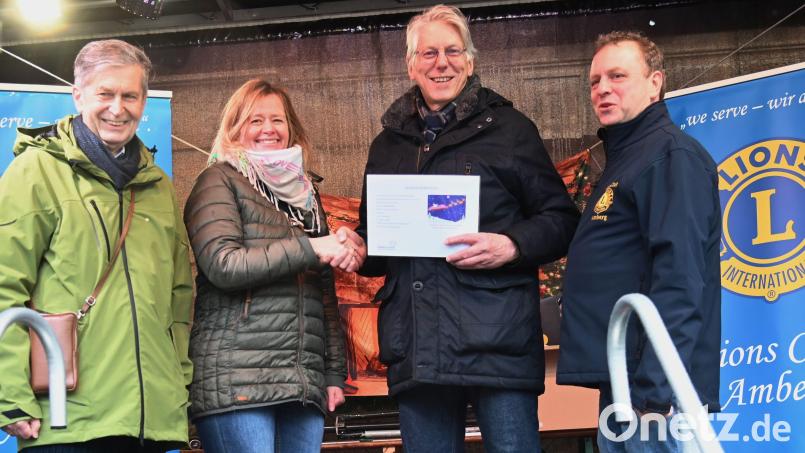 Da strahlt Andrea Brem (Zweite von links), denn ihr Adventskalender wurde als einer der Hauptpreise gezogen. Dafür erhielt die Ex-Ambergerin, die nun in Mannheim wohnt, einen Goldbarren im Wert von 300 Euro. Mit ihr freuen sich (von links) Lions-Präsident Armin Müller, Schatzmeister Hans Bäumler und Andreas Hermann, Vorsitzender des Lions-Hilfswerks. Bild: gf