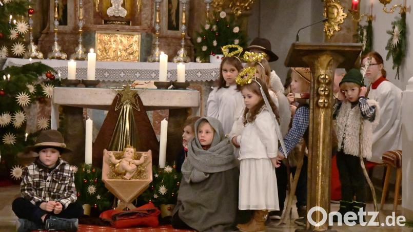Angekommen an der Krippe konnten die Aschacher KInder bei ihrem Krippenspiel die Geburt Jesus feiern. Bild: sche