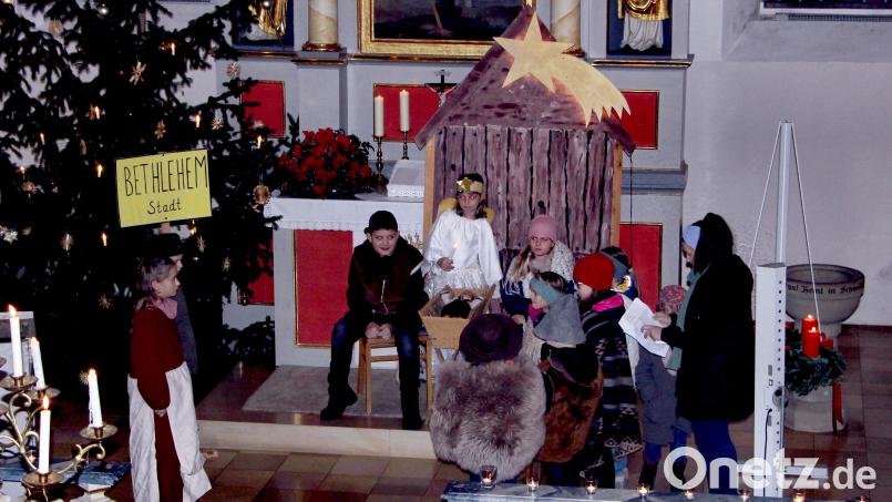 Mit andächtigem Staunen bewundern die Hirten das Christuskind in der Krippe. Bild: ds