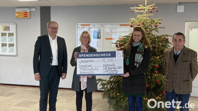 Bürgermeister Roman Schäffler (von links) und Rektorin Christine Wiesend mit Christiane Bäuml und Manfred Schreyer vom Kegelverein bei der Spendenübergabe. Bild: Magdalena Reger/exb