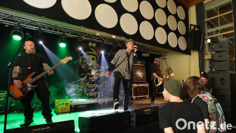 Die Amberger Punk-Rock-Urgesteine von Special-Gue$t beim Christmas Rumble im Casino-Saal. Bild: Wolfgang Steinbacher