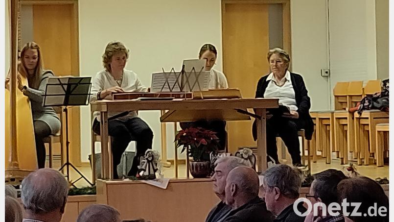 Beim Seniorenadvent in Fensterbach unterhält die Hausmusik Irlbacher die Gäste. Bild: Groitl/exb