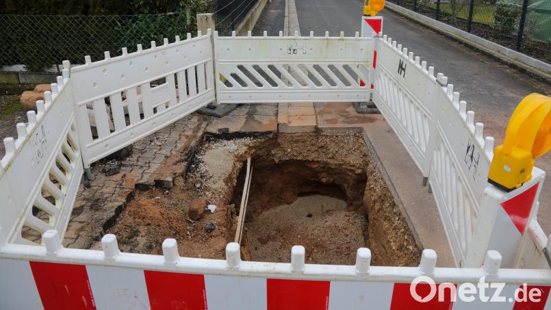 Nach einem Wasserrohrbruch hatten Anwohner der Blumenstraße in Hahnbach am Ersten Weihnachtsfeiertag vorübergehend kein Leitungswasser. Der Schaden ist inzwischen behoben, nur die Baugrube muss noch verfüllt werden. Bild: Wolfgang Steinbacher
