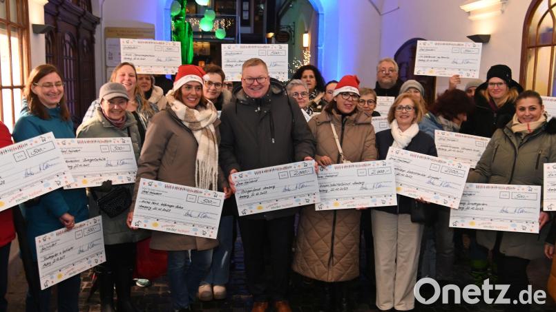Fast unmöglich war es, alle auf ein Bild zu bringen, die gestern von „Amberger helfen Kinder“ mit einem Spendenscheck bedacht wurden. In Bildmitte Oberbürgermeister Michael Cerny, links von ihm Anne Wagner, rechts Katharina Ostermann. Bild: gf