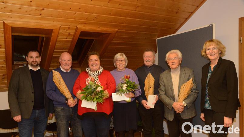 Bürgermeister Sebastian Hartl dankte engagierten Bürgern für ihren Einsatz. Geehrt wurden (von links) Johann Häusler, Isabell Schneider, Irmgard Weiß, Bernhard Vogel und Karl Weiß. Zweite Bürgermeisterin Sigrid Ziegler (rechts) schloss sich den Dankesworten Hartls an. Bild: bey