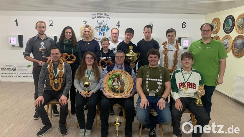Der Schützenverein Gebhardsreuth-Grub-Isgier kürt seine Könige und Liesln. Neuer Schützenkönig ist Christoph Baier (vorne, Zweiter von rechts). Sportleiter Fabian Putzer (links) und Stellvertreterin Nicole Baier (vorne, Zweite von links) nehmen die Preisverleihung vor. Schützenmeister Stefan Brandmiller (rechts) gratuliert. Bild: gi