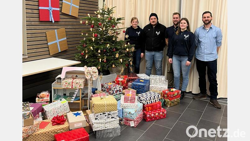 Einen Berg von Paketen spenden die Kirwaleit Weißenbrunn bei Kohlberg an das Kinderheim St. Elisabeth in Windischeschenbach. Bild: hme