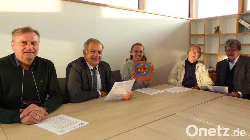 Mitglieder der Jury (von links, Berthold Kellner, Roland Grillmeier, Ludwig Spreitzer und Friedrich Wölfl) und die amtierende Schülersprecherin des Förderzentrums, Jana Reinl (Mitte), machen Werbung für den Inklusionspreis. Bild: Lebenshilfe KV Tirschenreuth/exb