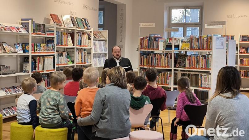 Gespannt hörten die kleinen Besucher Landrat Andreas Meier bei der Vorlesestunde zu. Bild: jma